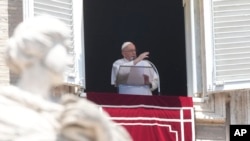 El Papa Francisco pronuncia la oración del mediodía del Ángelus en la Plaza de San Pedro en el Vaticano, el domingo 9 de julio de 2023.