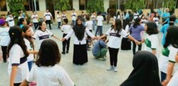 Siswa-siswi dari Madrasah Ibtidaiyah (MI) Islamiyyah-Plosogenuk, SD Kristen Petra, SD Katolik Wijana, dan sejumlah anak SD anggota jemaat GKJW Bongsorejo, bermain bersama sambil menanti waktu berbuka puasa (Foto: VOA/Petrus Riski).