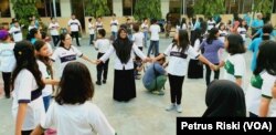 Siswa-siswi dari Madrasah Ibtidaiyah (MI) Islamiyyah-Plosogenuk, SD Kristen Petra, SD Katolik Wijana, dan sejumlah anak SD anggota jemaat GKJW Bongsorejo, bermain bersama sambil menanti waktu berbuka puasa (Foto: VOA/Petrus Riski).