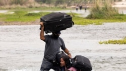Migrantes venezolanos que buscan asilo cruzan el río Bravo hacia Estados Unidos desde México, en Del Rio, Texas, el 10 de mayo de 2021.