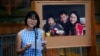 سخنرانی هوا کو، همسر دانشجوی آمریکایی چینی تبار، در جمع افرادی که در حمایت از آزادی این دانشجو گردهم آمدند. شهریور ۹۶