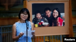 سخنرانی هوا کو، همسر دانشجوی آمریکایی چینی تبار، در جمع افرادی که در حمایت از آزادی این دانشجو گردهم آمدند. شهریور ۹۶