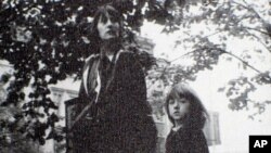 捷克持不同政见者的妻子和女儿，因这名妇女是法国人，因此更特别被秘密警察监视