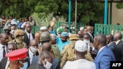 Le président par intérim du Mali Assimi Goita (au centre) salue ses partisans après les prières de l'Aïd al-Adha à la Grande Mosquée de Bamako, le 20 juillet 2021.