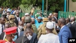 Le président par intérim du Mali Assimi Goita (au centre) alors qu'il salue ses partisans après les prières de l'Aïd al-Adha à la Grande Mosquée de Bamako, le 20 juillet 2021.