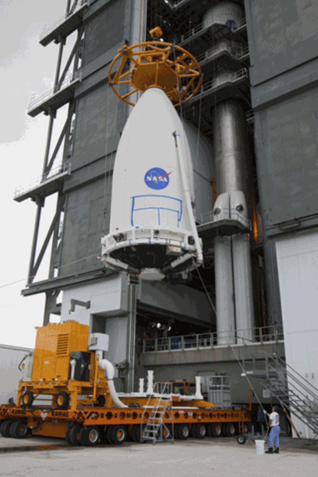Tại Khu Phóng số 41, đầu của rocket Atlas V có Phòng Thí Nghiệm Sao Hỏa MSL được nâng lên phía cạnh sườn của bộ phận phóng rocket. (NASA/Tony Gray)
