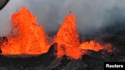 Una fuente de lava es observada desde un helicóptero sobre la Fisura 22 en el flanco este del volcán Kilauea en Hawái. Mayo 21 de 2018