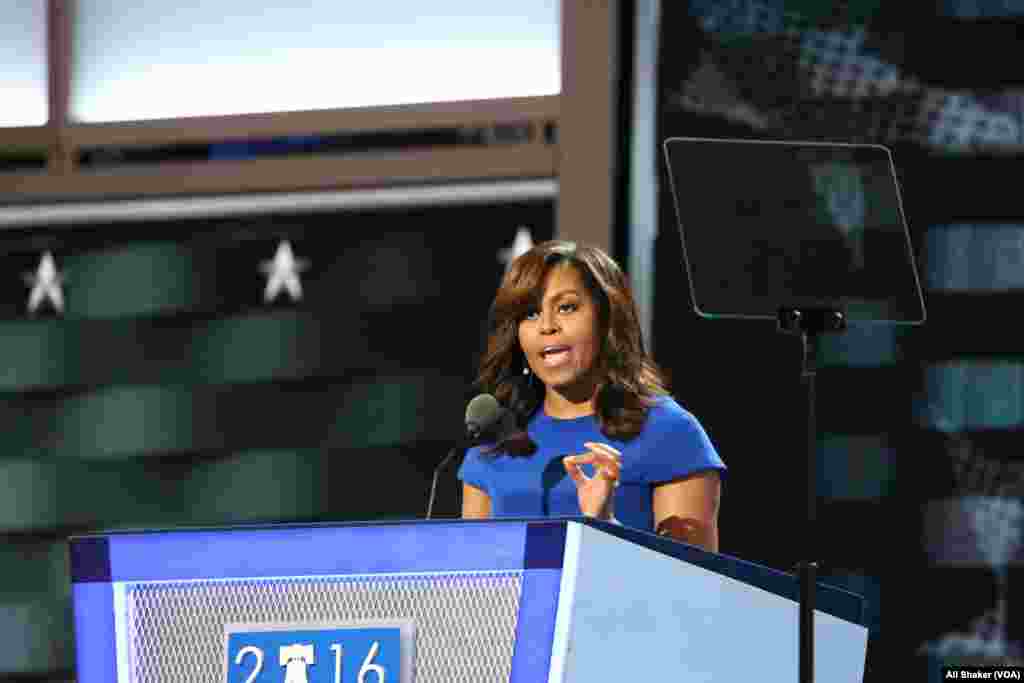 Ibu negara Michelle Obama, berbicara di Konvensi Nasional Partai Demokrat di Philadelphia, Pennsylvania (25/7), mengatakan kepada hadirin, &quot;Jangan biarkan siapa pun mengatakan kepada Anda bahwa negara ini tidak hebat.&quot; (VOA/A. Shaker)
