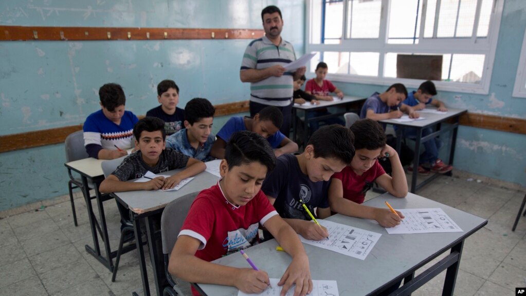 Một thầy giáo đang gác thi kỳ thi cuối năm trong một lớp học ở Palestine 