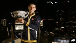 Petenis Serbia Novak Djokovic berusaha mempertahankan gelar tahun lalu sekaligus menjuarai Australi Terbuka untuk ke-5 kalinya (foto: dok). 