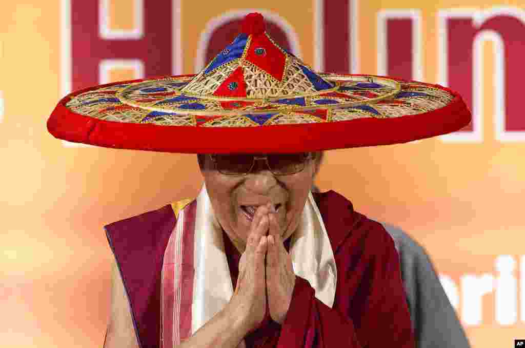 دالایی لاما رهبرمعنوی بوداییان تبت در دیدار از ایالت آسام هند، جاپی، کلاه سنتی این ایالت را بر سرگذاشت.