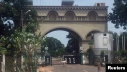 L'arche d'entrée de la résidence de l'ancien président Yahya Jammeh à Kanilai, Gambie, le 1er juillet 2017. 