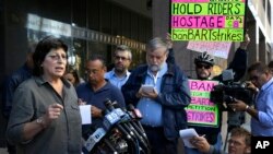 Roxanne Sánchez, presidenta de uno de los sindicatos del sistema de transporte BART, anuncia que los trabajadores se van a la huelga en San Francisco.