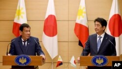 Philippine President Rodrigo Duterte, left, and Japanese Prime Minister Shinzo Abe at a joint press conference at Abe's official residence in Tokyo, Oct. 30, 2017. Duterte won pledges from Japan of help with fighting terrorism and assistance in building the country's crumbling infrastructure.