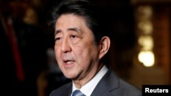 지난 2월 아베 신조 일본 총리가 도널드 트럼프 미국 대통령과 2차 미북정상회담 관련 통화를 마친 후 도쿄 총리 관저에서 기자회견을 열었다. 