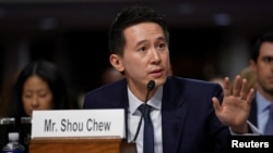 CEO TikTok Shou Zi Chew memberikan kesaksian dalam sesi sidang di hadapan anggota Senat AS di Gedung Capitol, Washington, pada 31 Januari 2024. (Foto: Reuters/Nathan Howard)