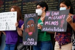Un grupo de mujeres protestan por la muerte de la migrante salvadoreña Victoria Salazar en San Salvador, El Salvador, el 29 de marzo de 2021.