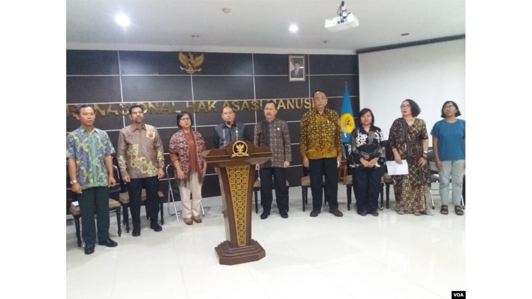 Sejumlah tokoh masyarakat dan perwakilan dari lembaga sipil di Indonesia berkumpul di kantor Komnas HAM, Jumat (12/4) untuk mendorong terselenggaranya Pemilu 2019 secara damai. (VOA/Fathiyah).