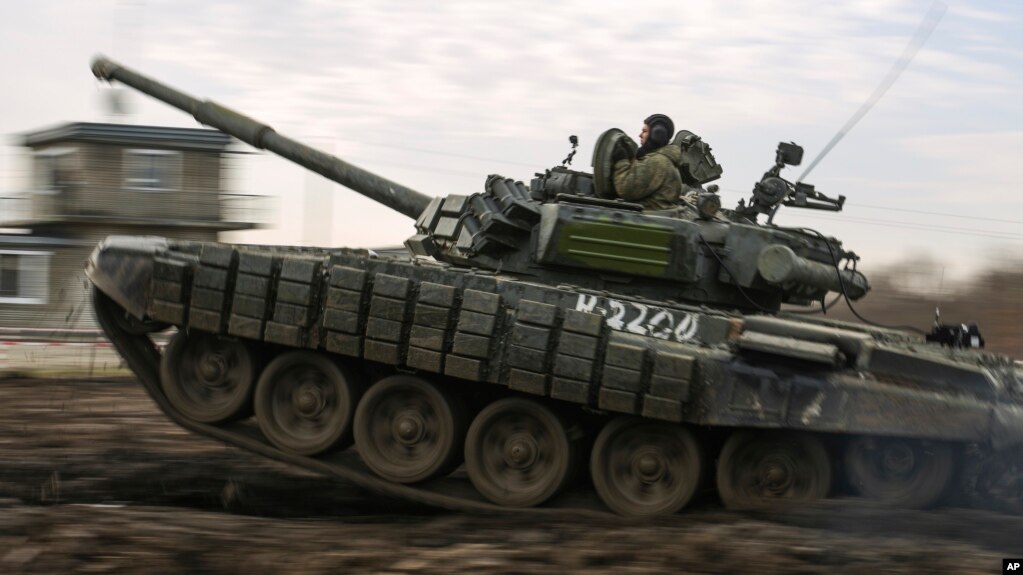 资料照片：一辆俄罗斯坦克行驶在俄罗斯克拉斯诺达尔地区的莫尔基诺训练场。(2021年12月14日)(photo:VOA)