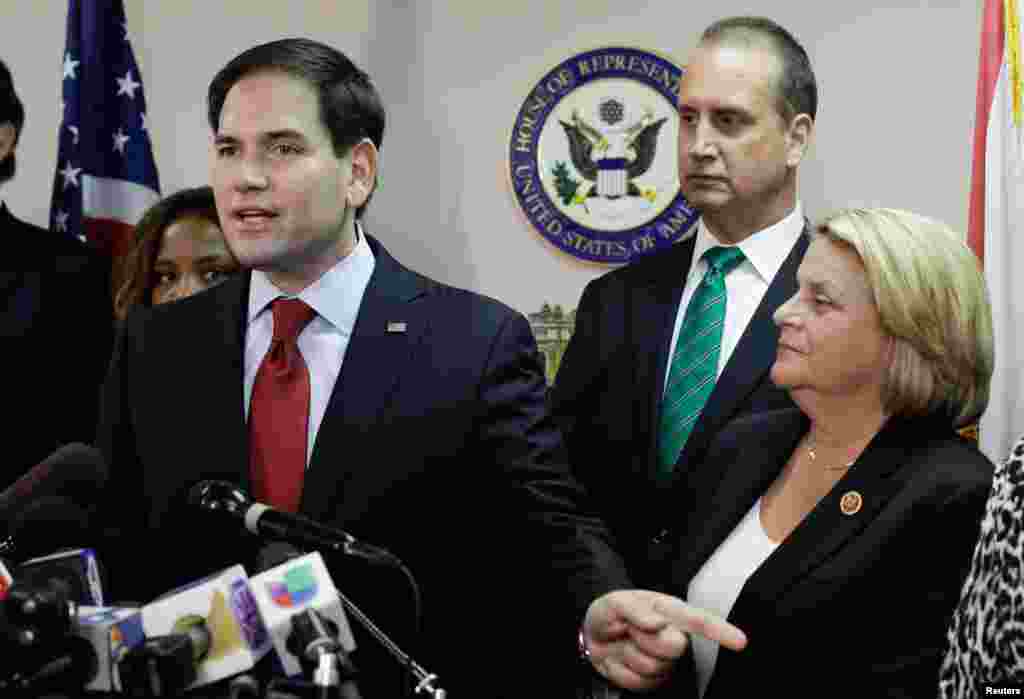 Senator Marco Rubio (kanan), anak imigran Kuba, berbicara dalam konferensi pers di Miami (18/12).&nbsp;(Reuters/Javier Galeano)