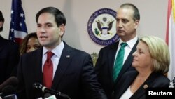 El senador Marco Rubio en conferencia de prensa con el representante Mario Díaz-Balart e Ileana Ros-Lehtinen en Miami.