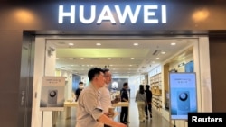 北京一家商场的华为商店展出Mate 60系列手机的广告。（2023年8月30日）