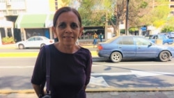Fanny Finol, de 60 años, se siente desinformada en Zulia, donde sus seis diarios dejaron de circular progresivamente desde 2017. No tiene teléfono inteligente para leer noticias en Internet. Foto: Gustavo Ocando - VOA.
