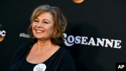 Tras el escándalo y el anuncio de la cancelación del show, Roseanne Barr había prometido alejarse de Twitter, pero desde entonces ha tuiteado y retuiteado al menos 100 veces en las últimas horas.