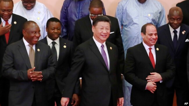肯尼亚总统肯雅塔（右）在中非合作论坛北京峰会上