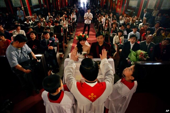 资料照：北京教区主教傅铁山在北京的一座天主教堂内为一对新人主持婚礼。（2007年4月22日）