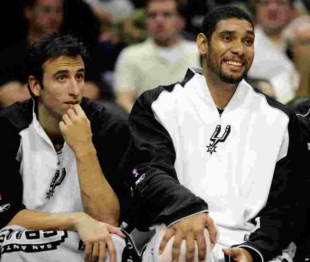 Tim Duncan, et Manu Ginobili sur le banc de touche lors d&#39;un match contre les Hornets de la Nouvelle-Orléans à San Antonio, 29 octobre 2004.