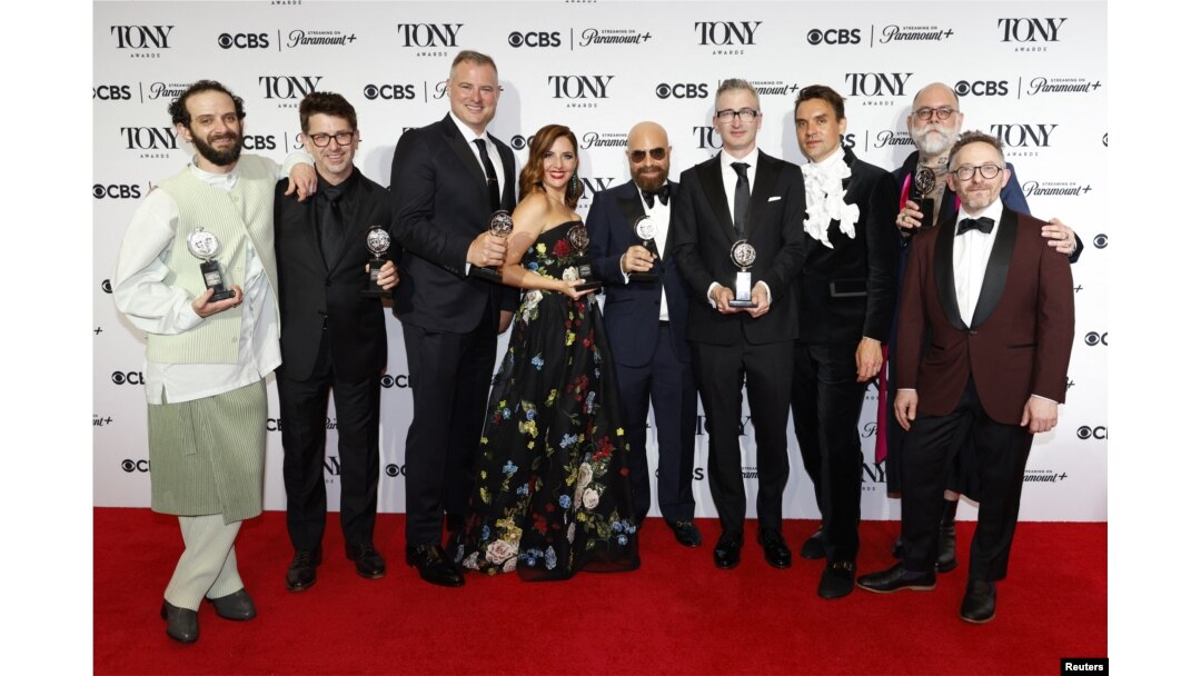 David Adjmi, John Johnson, Sue Wagner, Ryan Rumery, Will Butler, David Zinn, Will Brill, Daniel Aukin berpose dengan penghargaan untuk Best Play untuk "Stereophonic" di Tony Awards ke-77 tahunan di New York City, AS, pada 16 Juni 2024. (Foto: REUTERS/Eduardo Munoz)