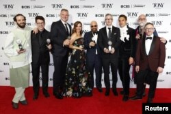 David Adjmi, John Johnson, Sue Wagner, Ryan Rumery, Will Butler, David Zinn, Will Brill, Daniel Aukin berpose dengan penghargaan untuk Best Play untuk "Stereophonic" di Tony Awards ke-77 tahunan di New York City, AS, pada 16 Juni 2024. (Foto: REUTERS/Eduardo Munoz)