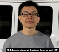 Rudy Kurniawan, terdakwa kasus penjualan minuman anggur palsu yang dideportasi dari AS ke Indonesia pekan lalu. (Foto:U.S. Immigration and Customs Enforcement via AP)