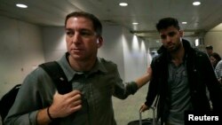 Ký giả Mỹ Glenn Greenwald (trái) và David Miranda tại phi trường quốc tế Rio de Janeiro 19/8/13