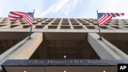 Pintu masuk ke gedung Biro Penyelidik Federal (FBI) J. Edgar Hoover di Washington, 30 November 2017.