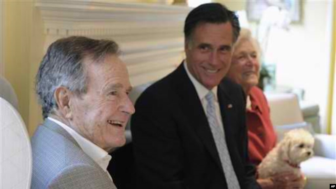 Mitt Romney (tengah) bersama mantan presiden AS George H.W Bush dan isterinya Barbara di Houston, Texas (foto: dok).