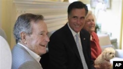 Mitt Romney (tengah) bersama mantan presiden AS George H.W Bush dan isterinya Barbara di Houston, Texas (foto: dok).