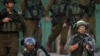 以色列部队监视巴勒斯坦人抗议美国对犹太人定居点政策的示威活动