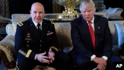 Le président Donald Trump écoute le général H.R. McMaster à Palm Beach, Floride, le 20 février 2017.