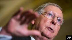 រូបថតឯកសារ៖ ​លោក ​Mitch McConnell មេដឹក​នាំ​សំឡេង​ភាគ​ច្រើន​នៅ​ក្នុង​ព្រឹទ្ធសភា ថ្លែង​ក្នុង​សន្និសីទ​សារព័ត៌មាន​នៅ​ Capitol Hill រដ្ឋធានីវ៉ាស៊ីនតោន កាលពីថ្ងៃទី១៦ ខែកញ្ញា ឆ្នាំ២០១៥។