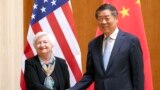 La secretaria del Tesoro de EEUU, Yanet Yellen, junto al viceprimer ministro chino He Lifeng durante una visita a Beijing el 8 de julio de 2023.