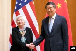 Menteri Keuangan Janet Yellen, kiri, berjabat tangan dengan Wakil Perdana Menteri China He Lifeng dalam pertemuan di Wisma Tamu Negara "Diaoyutai" di Beijing, China, 8 Juli 2023 lalu.