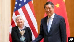 Bộ trưởng Ngân khố Mỹ Janet Yellen (trái) và Phó Thủ tướngTrung Quốc Hà Lập Phong bắt tay trong cuộc họp tại Nhà khách Quốc gia Điếu Ngư Đài ở Bắc Kinh, ngày 8/7/2023.