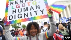 Komunitas pendukung LGBTQ di Amerika merayakan keputusan MA Amerika yang melarang diskriminasi LGBTQ di tempat kerja (15/6). 
