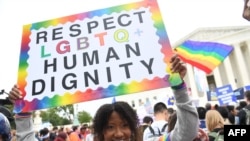 Foto ini diambil pada 8 Oktober 2019 ketika pendukung hak-hak LGBT berkumpul di depan gedung Mahkamah Agung di Washington, DC, ketika sidang tentang tiga kasus diskriminasi berdasarkan orientasi seksual tengah berlangsung.