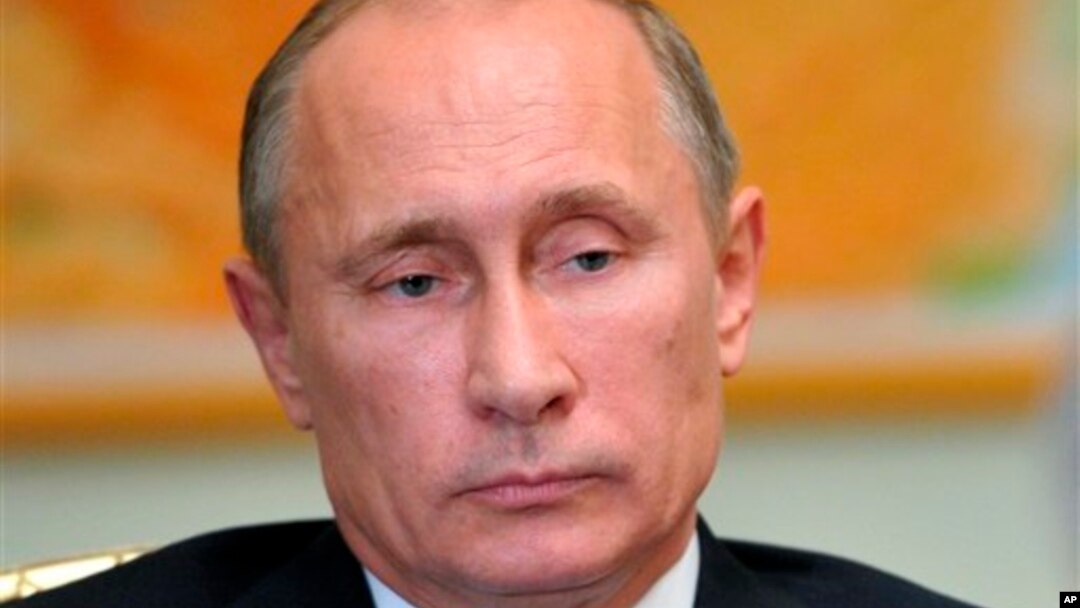 Presiden Rusia Vladimir Putin dalam pertemuan dengan jaksa agung (9/7) terkait LSM yang didanai asing dan melanggar undang-undang. (AP/RIA Novosti, Alexei Nikolsky)