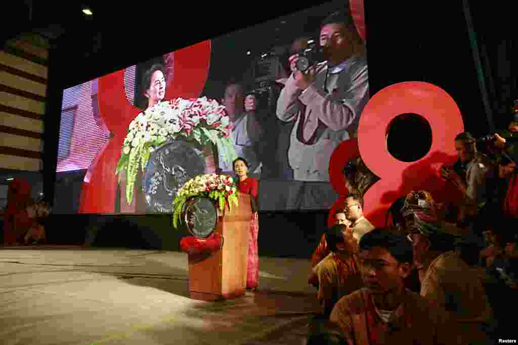 Burmese pro-democracy leader Aung San Suu Kyi gives speech on the 25th anniversary of the democratic uprising known also as "8888", Rangoon, August 8, 2013. 