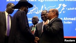 ທ່ານຊາລ໌ວາ ເກຍຣ໌ (Salva Kiir), ປະທານາທິບໍດີຊູດານໃຕ້ ກັບ ທ່ານ ອາລ-ບາຣ໌ເຊຍ, ປະທານາທິບໍດີຊູດານ ແລະທ່ານ ຣິກ ມາຊາ (Riek Machar) ຜູ້ນໍາກຸ່ມກະບົດ ຊາວຊູດານໃຕ້ ໂອລົມກັນພາຍຫລັງ ການເຈລະຈາສັນຕິພາບຢູ່ໃນນະຄອນຫລວງຄາຣ໌ທູມຂອງຊູດານ ໃນວັນທີ 27 ມິຖຸນາ 2018.