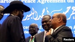 Le président sud-soudanais Salva Kiir discute avec son homologue du Soudan, Omar el-Béchir, et Riek Machar, lors des pourparlers de paix à Khartoum, le 27 juin 2018.